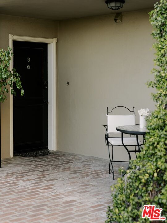 Building Photo - 1219 Sunset Plaza Dr Dr