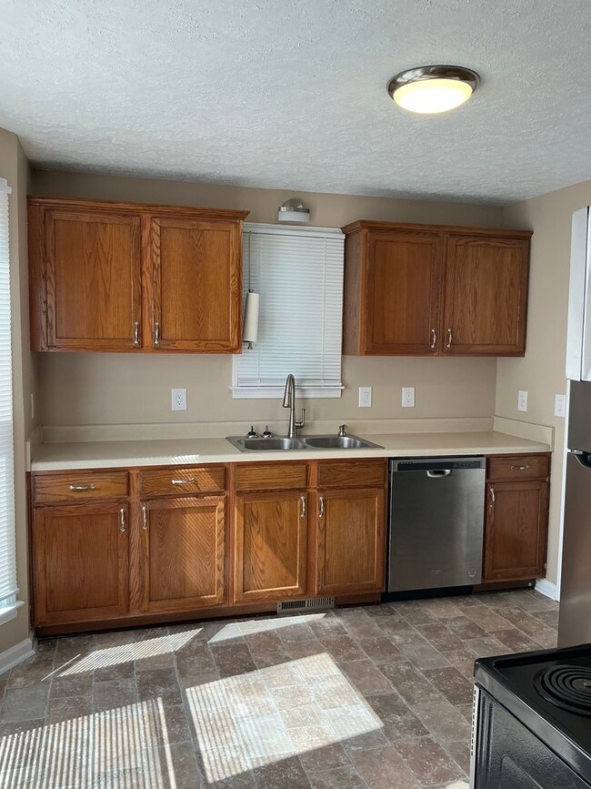 Building Photo - 101 Shady Maple Dr
