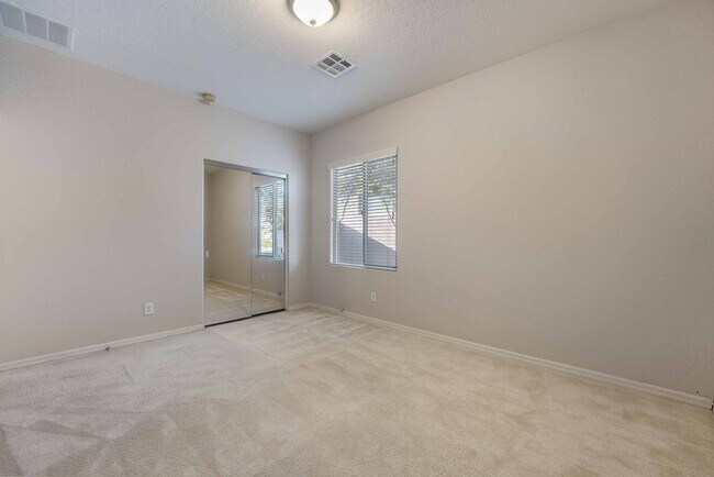 Building Photo - Tranquil Oasis: Golf Course Views!