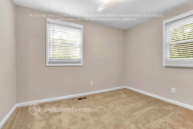 Building Photo - 353 Simca St SE