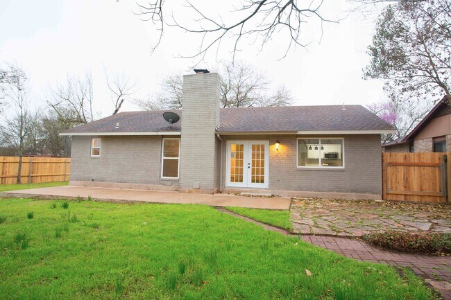 Building Photo - 2800 Bushnell Dr