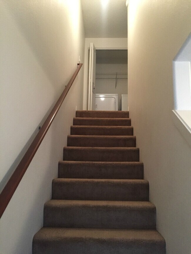 Building Photo - Beautiful 3 Bed/2.5 Bath Home in VAN MALL ...