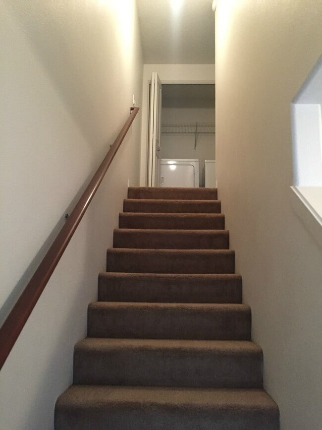 Building Photo - Spacious 3 Bed/2.5 Bath Home in VAN MALL Area!