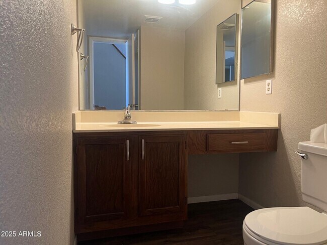 Building Photo - 728 N Hazelton Dr