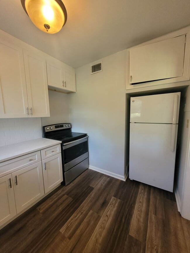 Building Photo - Renovated 2 bed 1 bath Spacious apt in the...