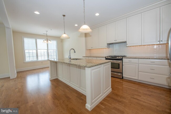 Building Photo - 5303 Parkview Dr