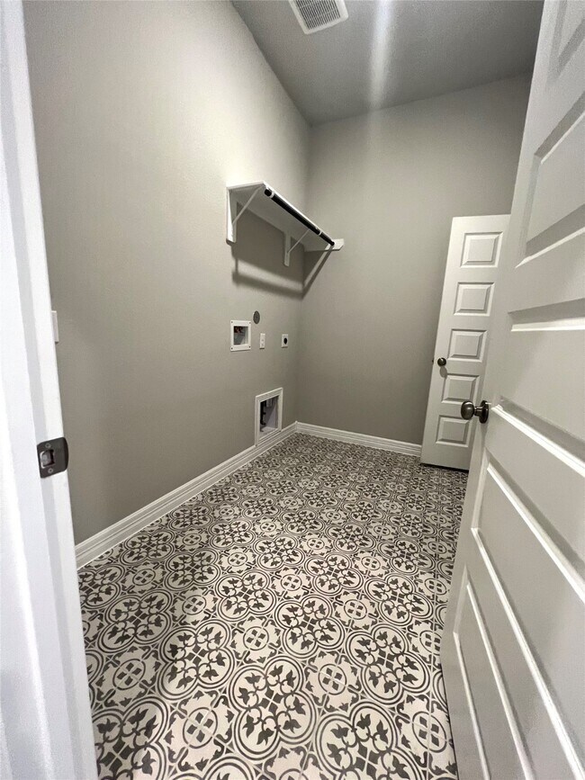 Building Photo - 24239 Maple Summit Ln