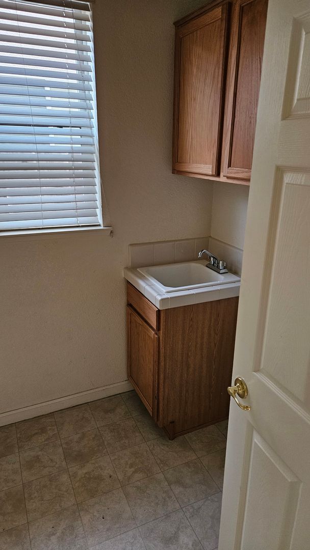 Building Photo - Large Six bedroom home for rent.