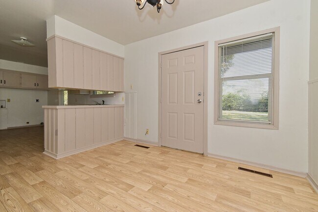 Building Photo - 1304 Skyline Dr