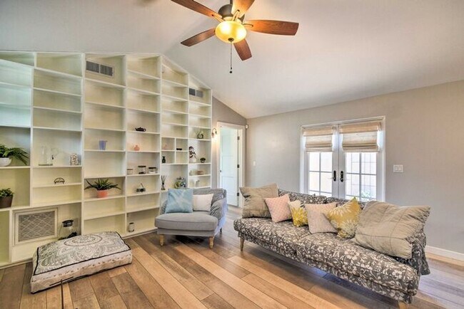 Building Photo - 4 Bed, 3 Bath, stunning home, located in t...