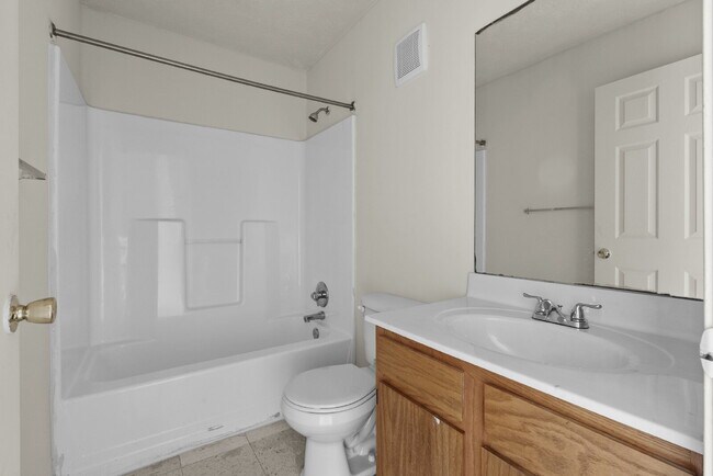 Building Photo - Charming Two Bedroom Townhome in South Louisville, Family-Friendly Neighborhood!