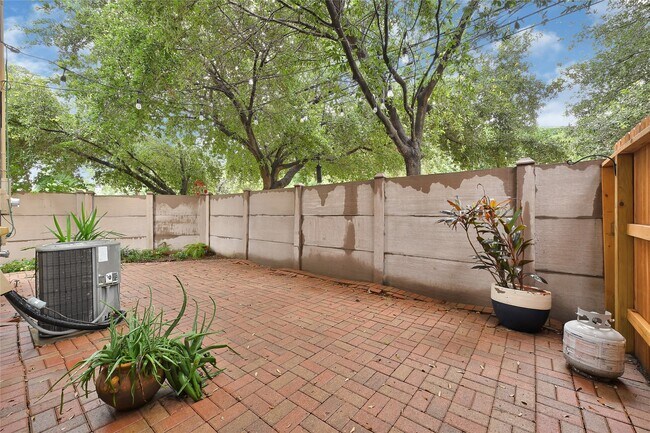 Building Photo - 1320 Studer St