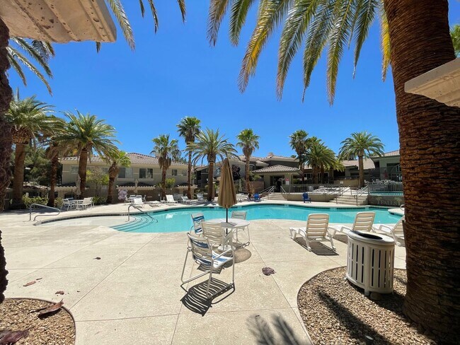 Building Photo - First Floor Condo Unit in Gated Community!