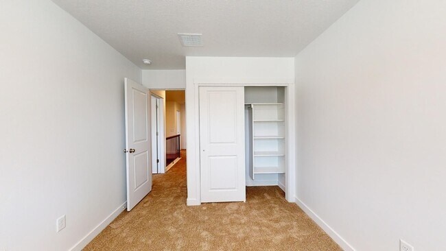 Building Photo - BEAUTIFUL 4-BEDROOM TOWNHOME FOR RENT