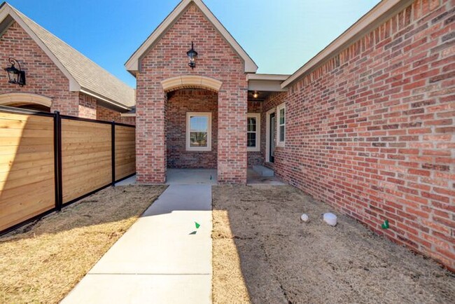Building Photo - 3/2/2 Patio Home! Lawncare included