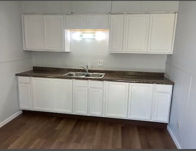 Building Photo - Section 8 Accepted! Spacious Newly Renovat...