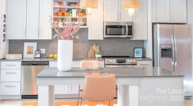 Building Photo - 650 E Brooklyn Vlg Ave