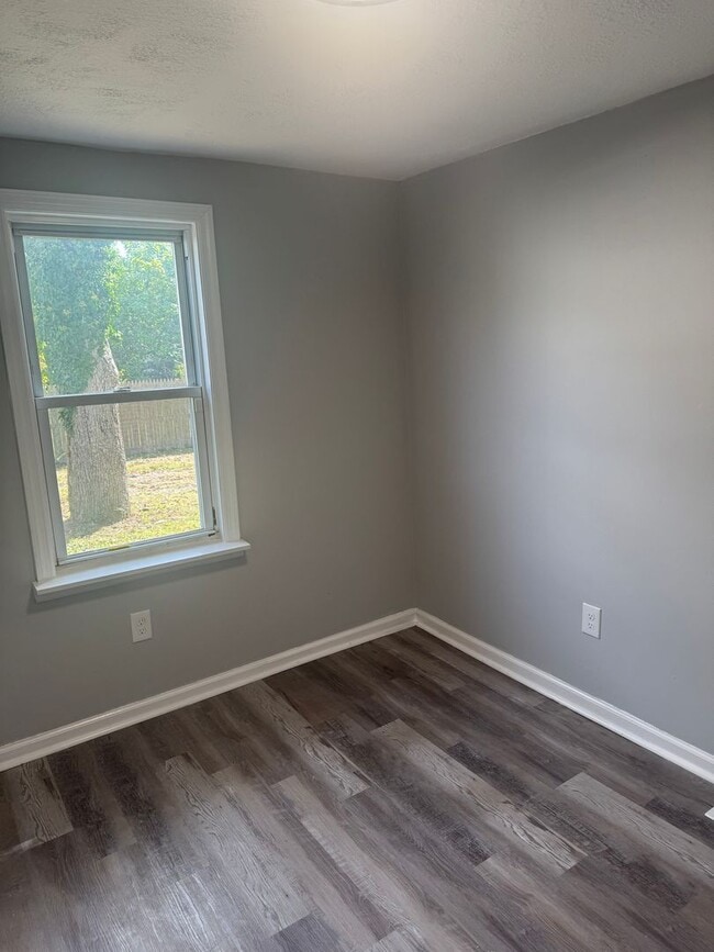 Building Photo - Charming 2 bedroom, 1 bath recently updated home ready for move in