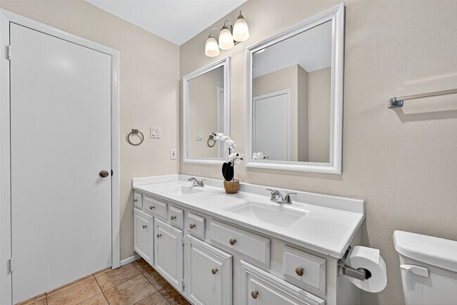 Building Photo - 813 Lakeview Dr