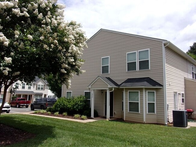Building Photo - Beautiful 3 Bedroom 2 1/2 Bath End Unit To...