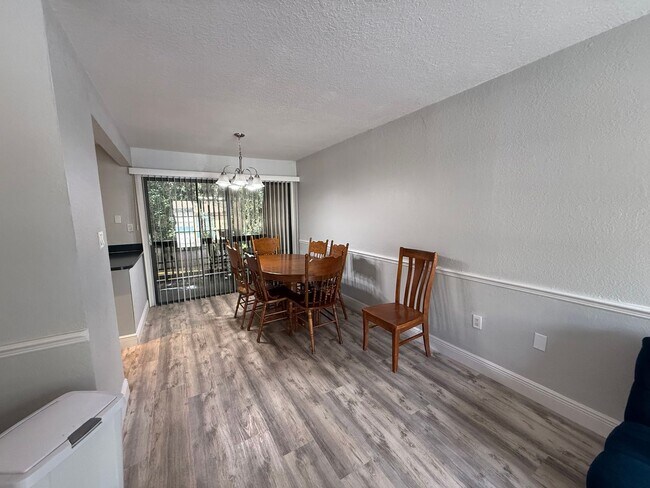 Building Photo - * MOVE IN SPECIAL * 1/2 OFF 2ND MONTH'S RENT!! Spacious 1,226 SF Unit - 2 bd / 2 ba near UF - Bra...