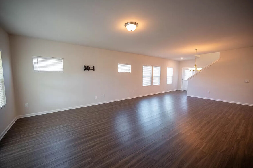 Building Photo - Room in House on Lake Barkley Way