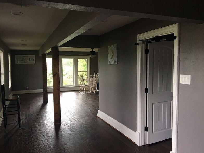 Building Photo - 2102 W Bear Creek Rd