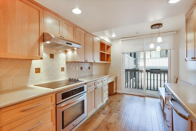 Building Photo - 575 Esplanade