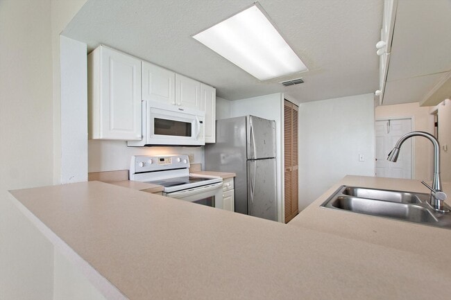 Building Photo - Welcome to Island Club Resort! Spacious 3-bedroom 3-bathroom Townhouse!