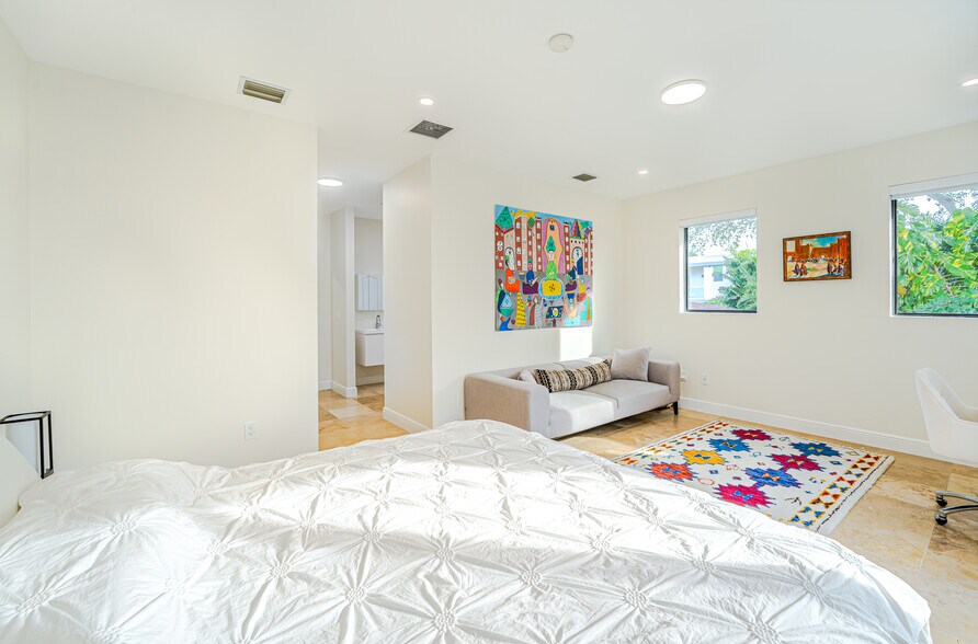Building Photo - 2766 SW 33rd Ave