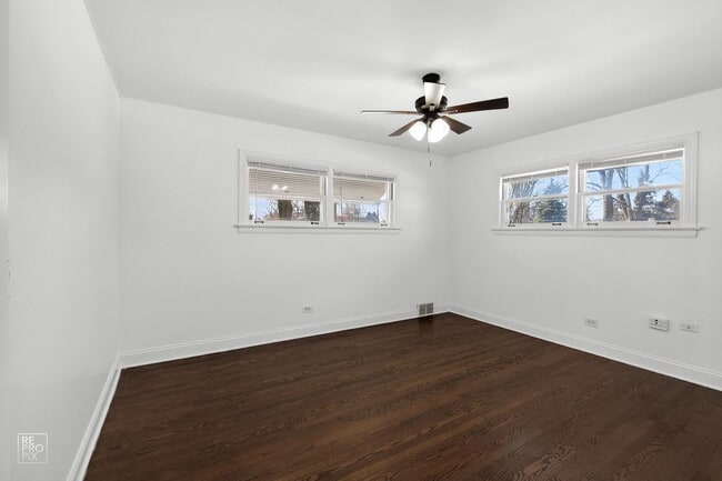 Building Photo - 304 E Golf Rd