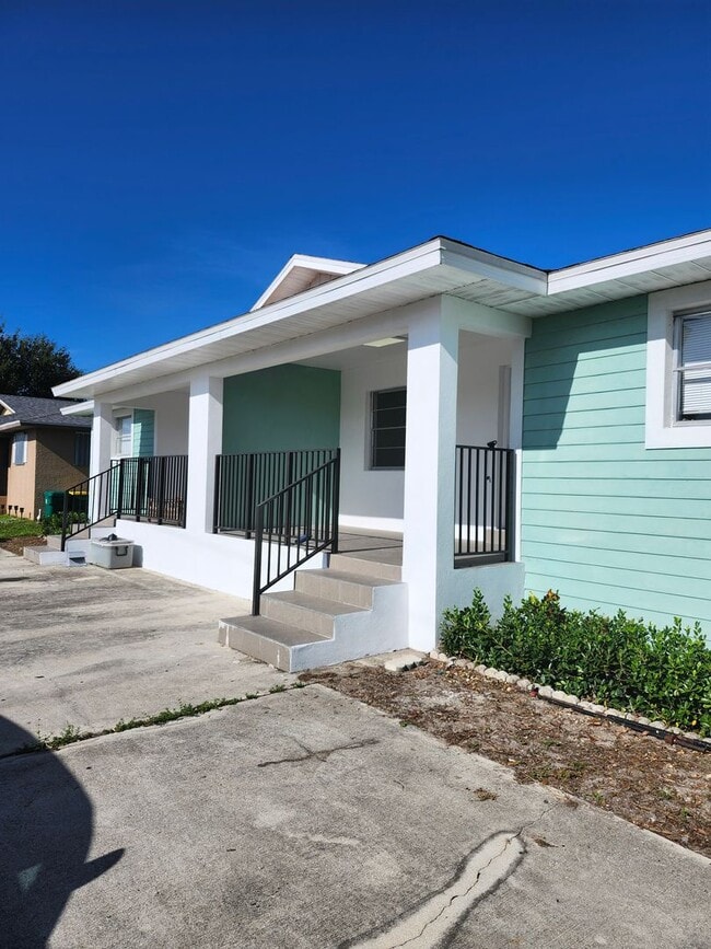 Building Photo - CUTE AS A BUTTON DUPLEX FOR ANNUAL RENT!  PUNTA GORDA