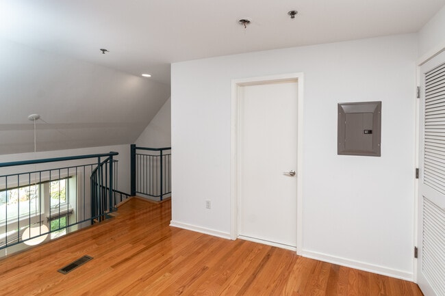 Building Photo - 36 Moore St