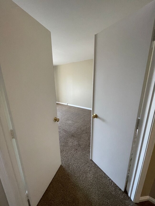 Building Photo - Beautiful 3 Bed 2.5 Bath Interior Townhome...