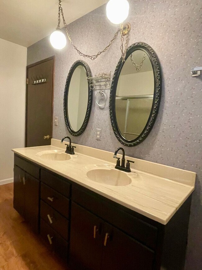 Building Photo - CHARMING 3 BED 2 BATH HOUSE WITH NEW HVAC, ROOF & LARGE FENCED BACKYARD