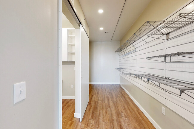 Building Photo - 137 Alexander St