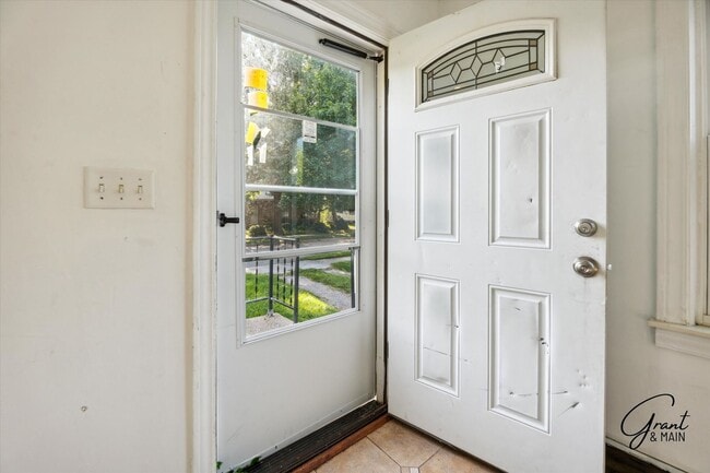 Building Photo - $1,200/month - 2 Bed 1 Bath in Roseville