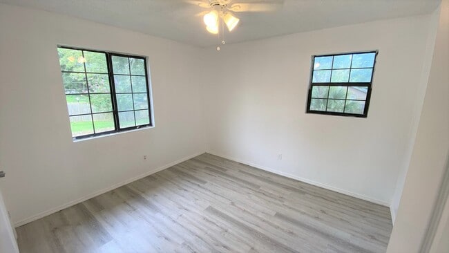 Building Photo - Updated 3/2 w/ Stainless Steel Appliances,...