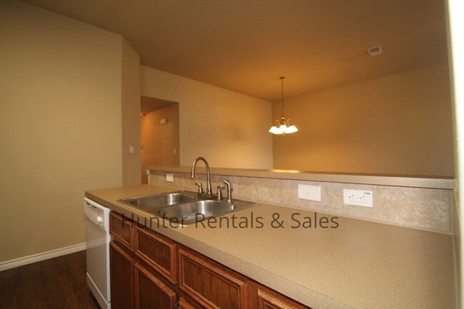 Building Photo - Spacious Duplex!