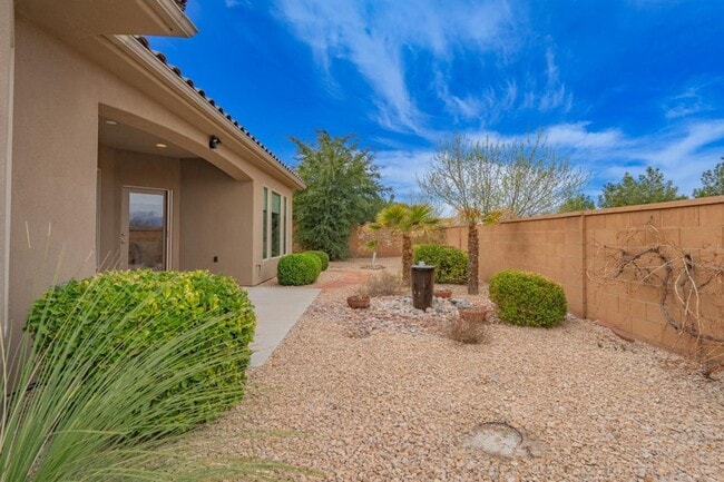 Building Photo - Bright & Beautiful 2 Bedroom Home in Sun R...