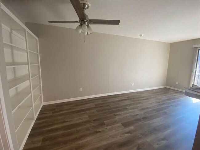 Building Photo - 12905 Woodforest Blvd