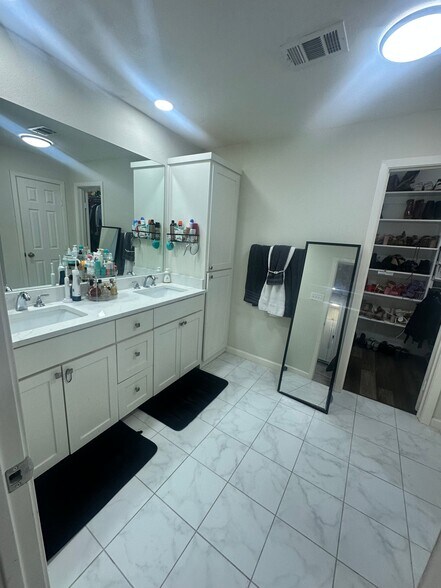 Building Photo - 3444 Kellogg Ave