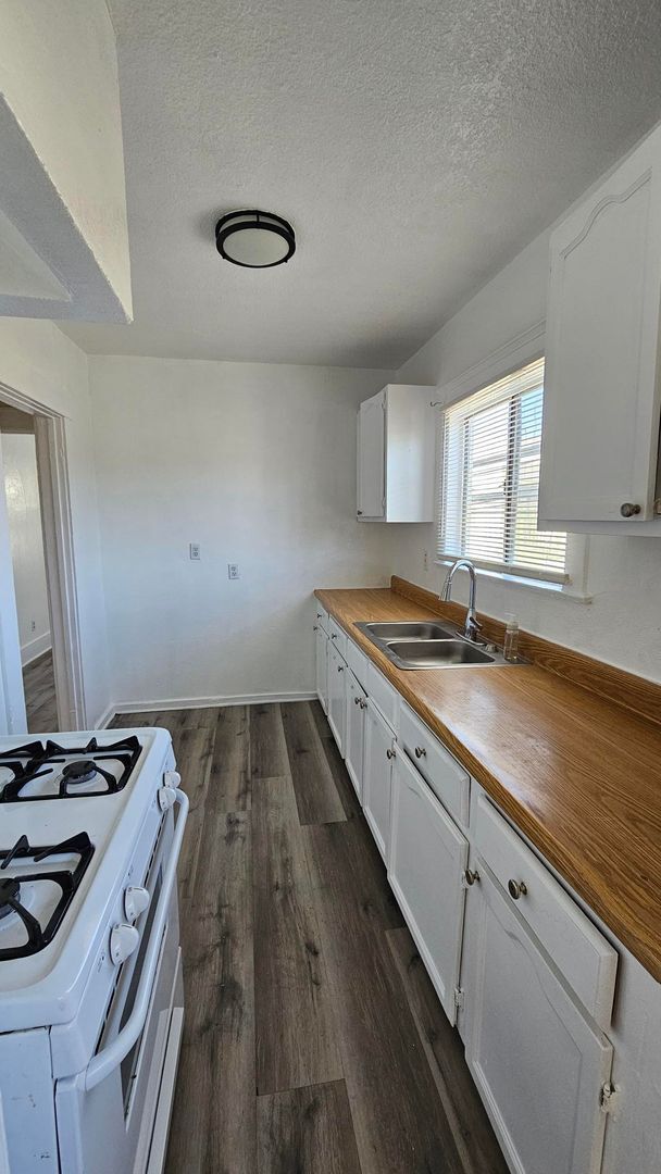 Building Photo - **519 E 17th St Long Beach** Upstairs 2 be...