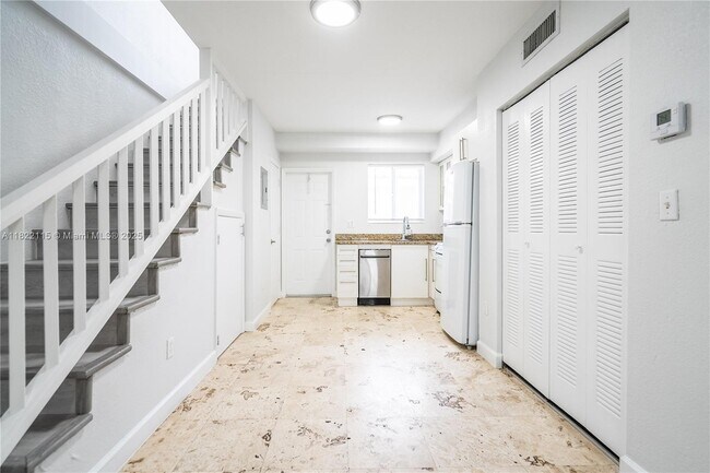Building Photo - 2180 Bay Dr