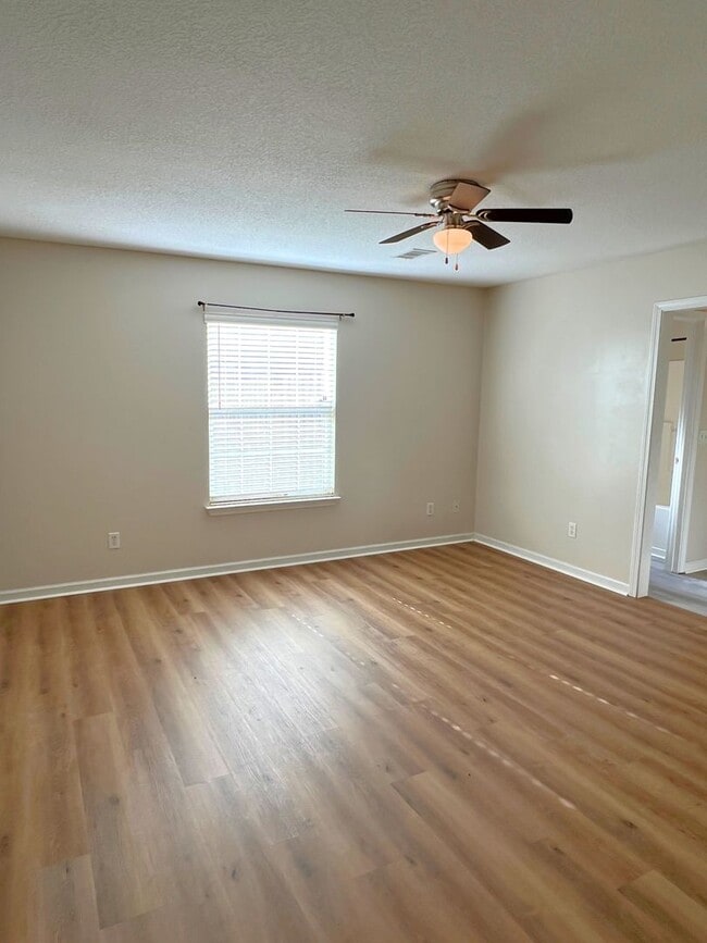 Building Photo - Spacious 4-Bedroom Home with Loft & Flex r...