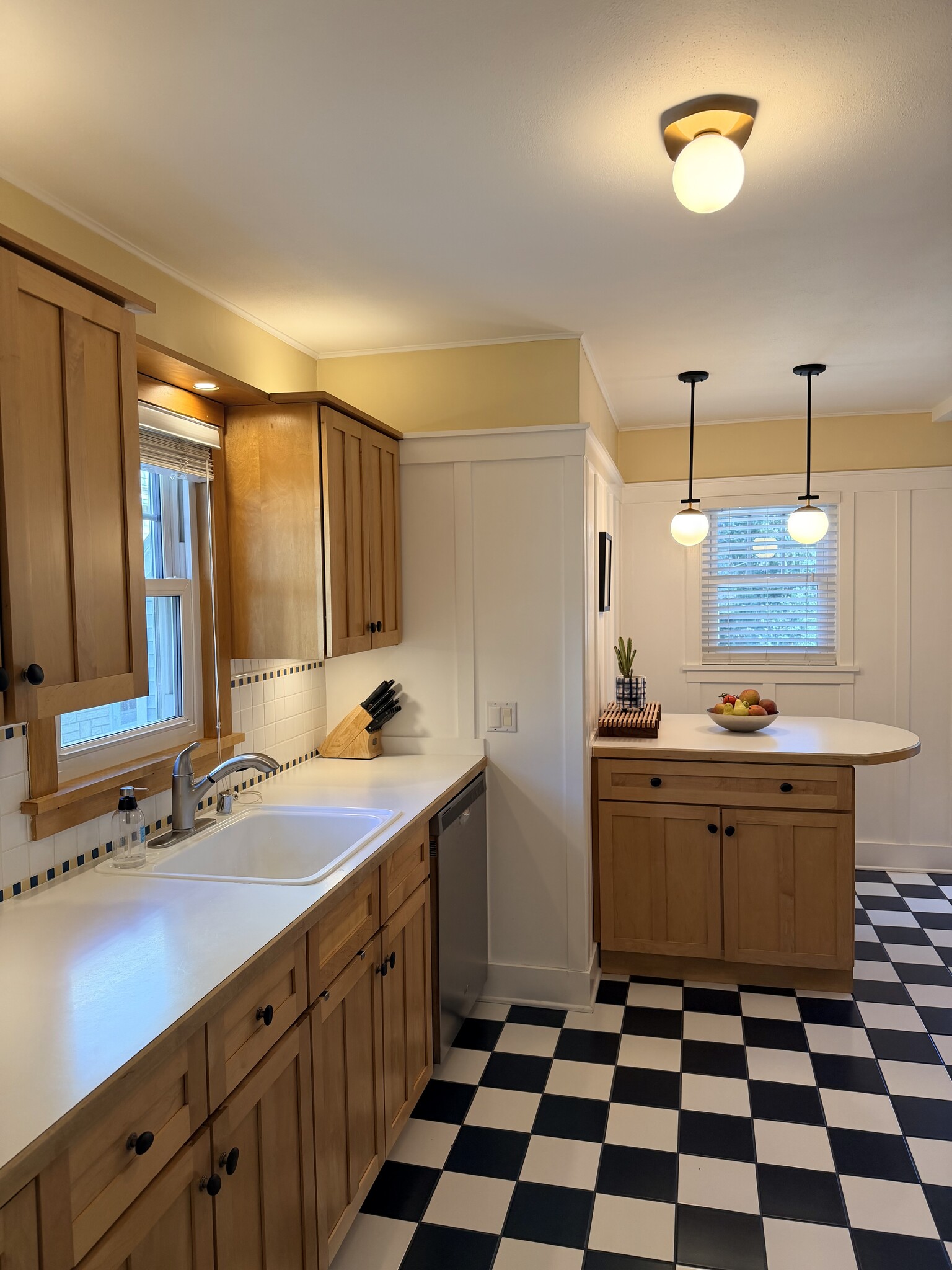 Building Photo - 821 Minakwa Dr