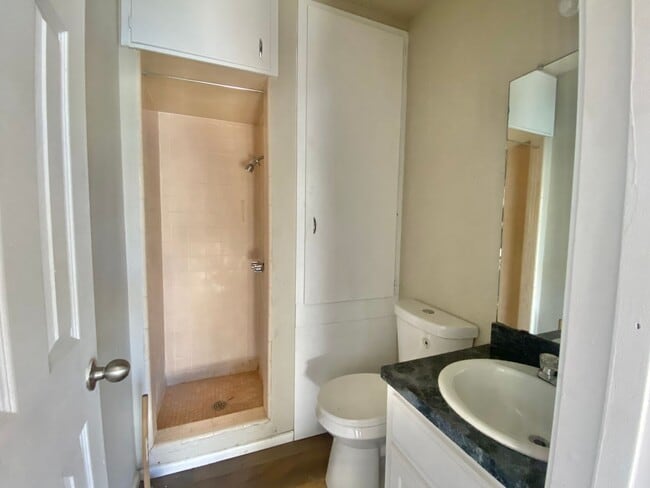 Building Photo - Newly remodeled 3/2 home now available