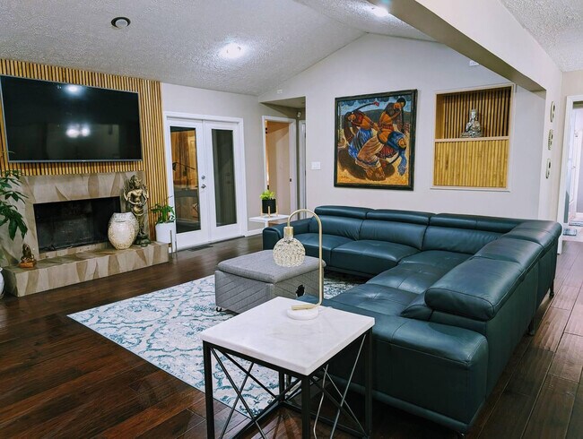 Building Photo - 1303 Colony Dr