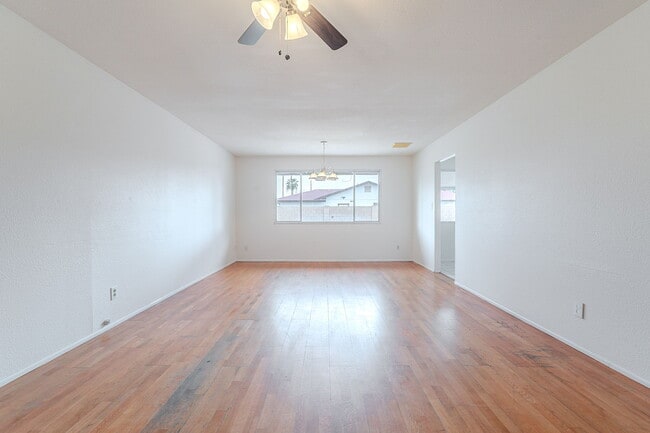 Building Photo - 2543 E Huntington Dr