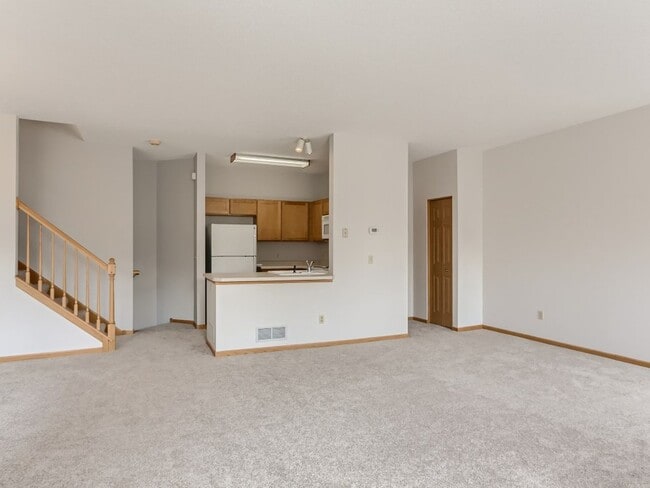 Building Photo - Stunning Woodbury Townhome -- NEW CARPET A...
